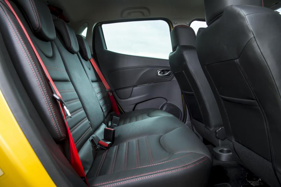 Интерьер Renault Clio R.S. 220 Trophy 2016 года  (UK) (фото 16 из 30)